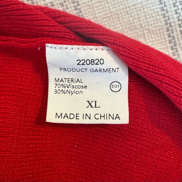 Elegant Red Wrap Dress - Picture 4 of 4